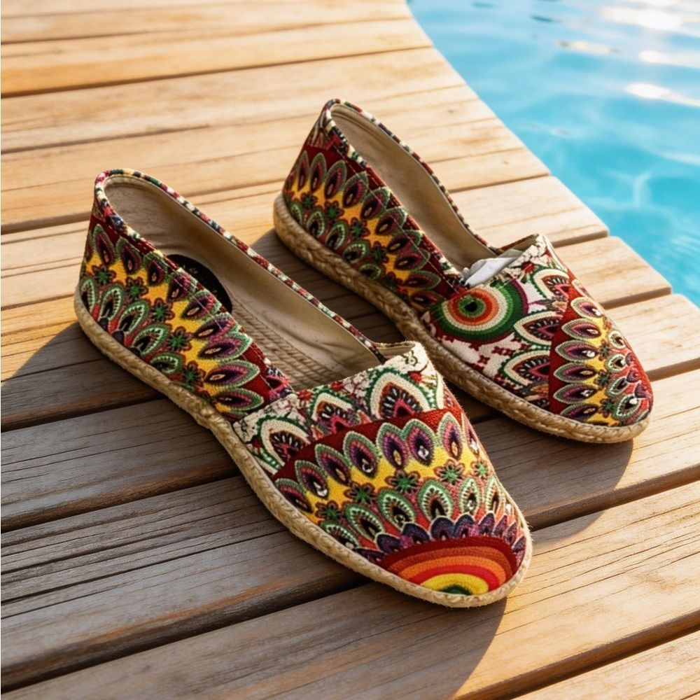LA MAISON DE L’ ESPADRILLES WOMENS SIZE 8 MULTICOLORED WITH RHINESTONES